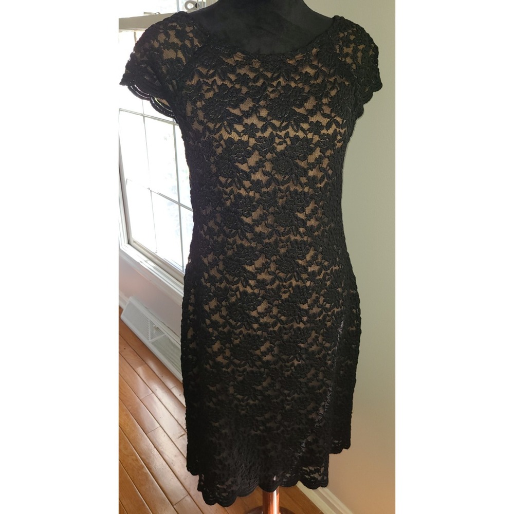 Dressbarn db Lace Sheath Dress Woman Sz 12 Black Tan Excellent Cap Sleeve Gothy - Picture 12 of 12